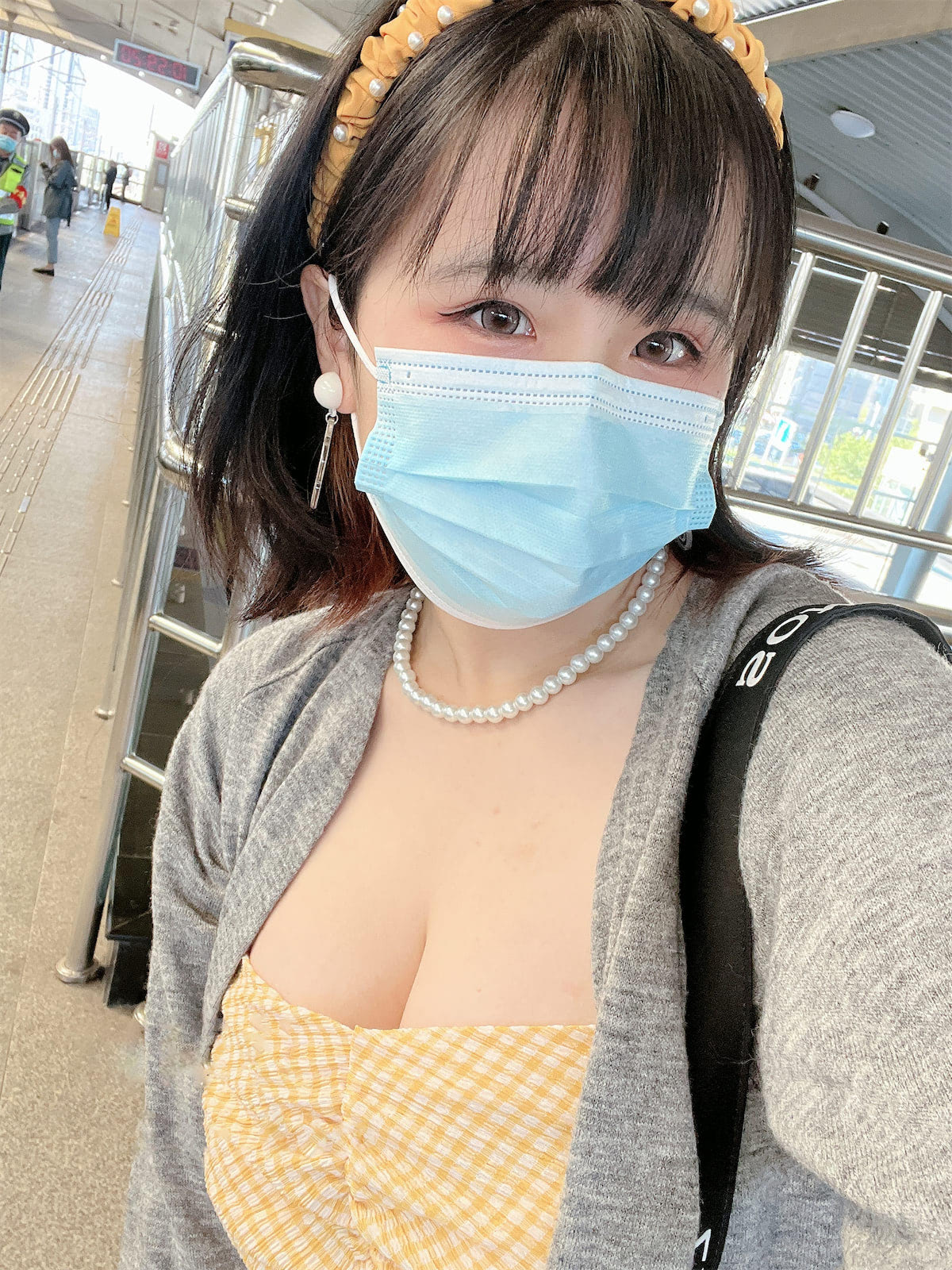 阿半今天很开心黄色抹胸68p1v